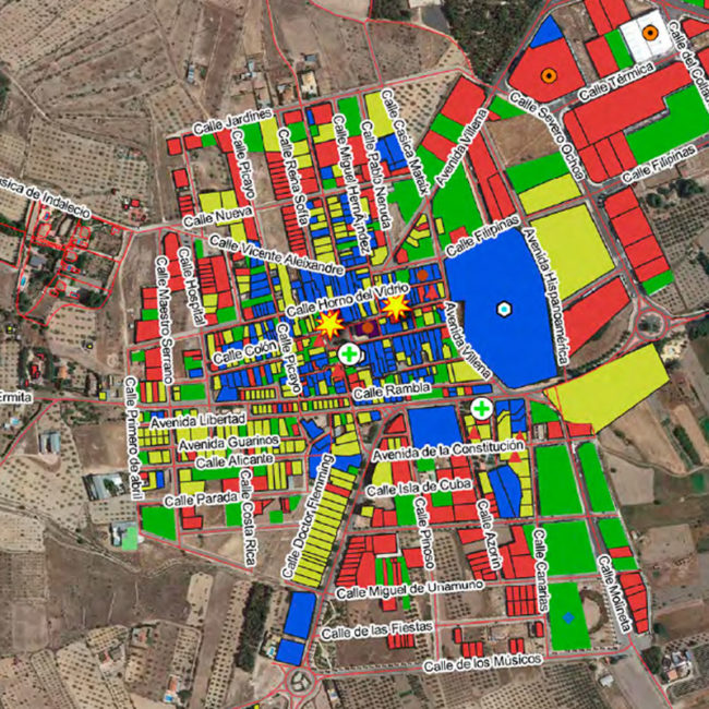 Mapa de riesgo sísmico con zonificación por colores sobre imagen aérea de municipio, elaborado por Geozone