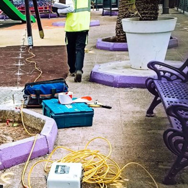 Técnico de Geozone realizando prospección geofísica con equipos de medición en espacio público urbano