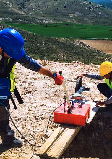 Equipo de Geozone realizando estudio geofísico en terreno de campo con equipos de medición