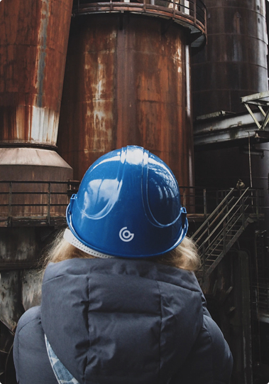 Ingeniero de Geozone operando equipo geofísico en instalación industrial