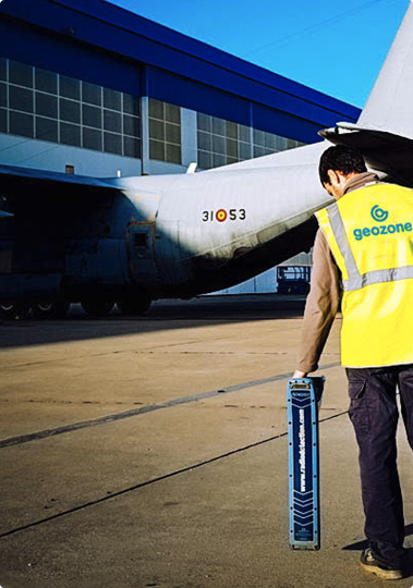 Técnico de Geozone realizando inspección geofísica en pista de aeropuerto